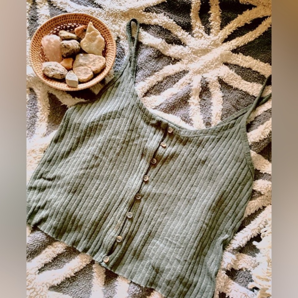 2/$10 🎀 American Eagle army green cropped tank cozy buttons no noticeable flaws